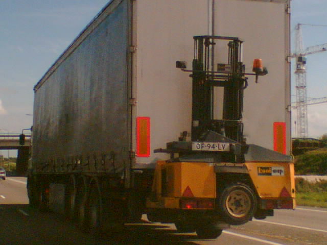 Singe en cage Transport par barges