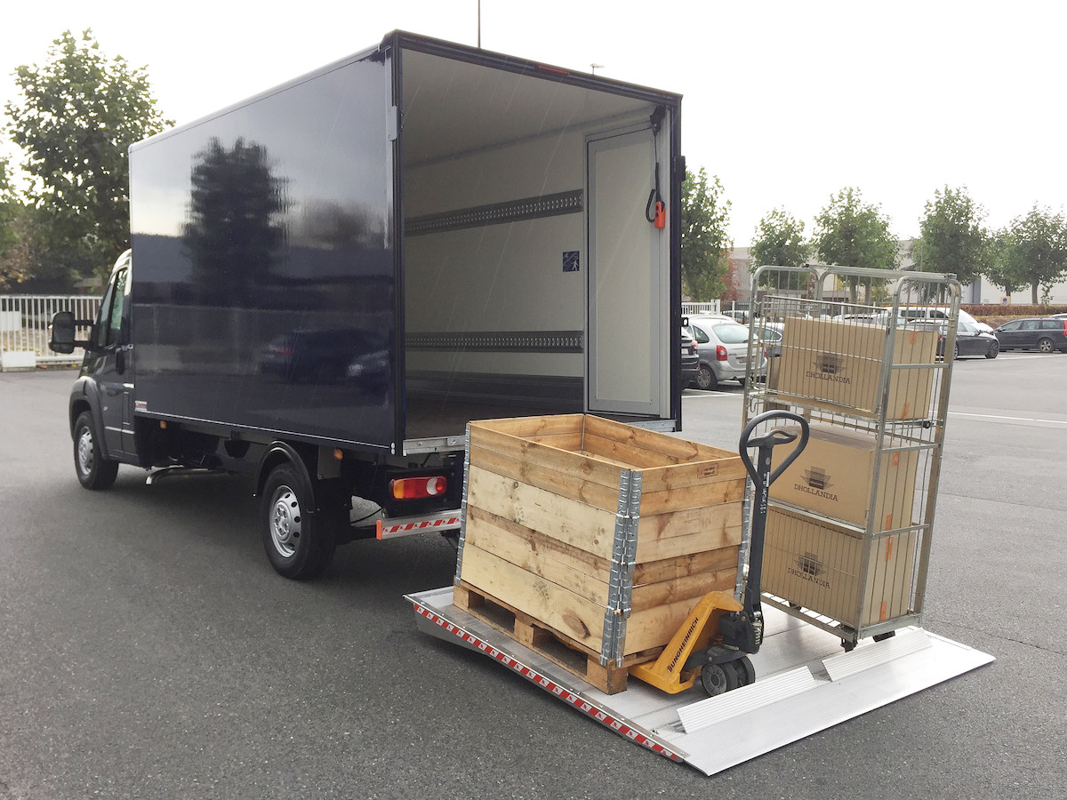 vanne de chargement de petit camion Un petit camion avec hayon